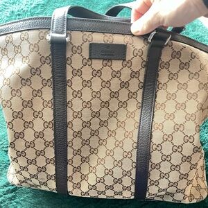 Authentic & beautiful Gucci Beige and Brown Purse 🇮🇹This belongs to my wife.